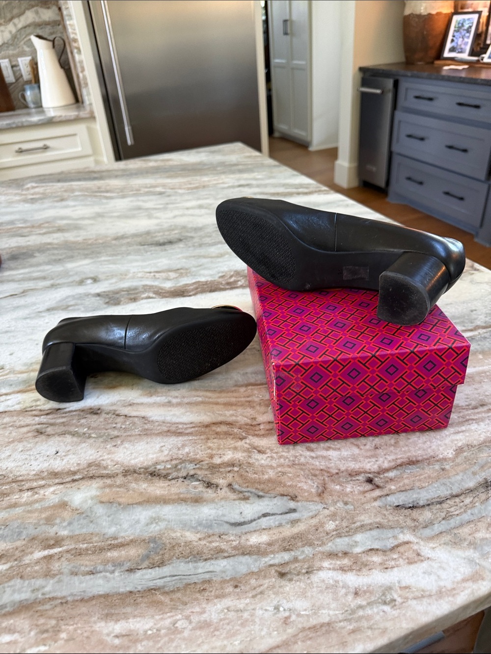 TORY BURCH Hope Pump black leather w/ Gold emblem sz 9.5 - Picture 6 of 6